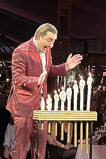 Conférencier Dustin Nicolodi mit seinen musiklischen Kerzen bei Alfons Schuhbeck's VIP Premiere von "Festival" im teatro 2021/2022 bei Alfons Schuhbeck's VIP Premiere von "Festival" im teatro 2021/2022 (©Foto: Martin Schmitz)